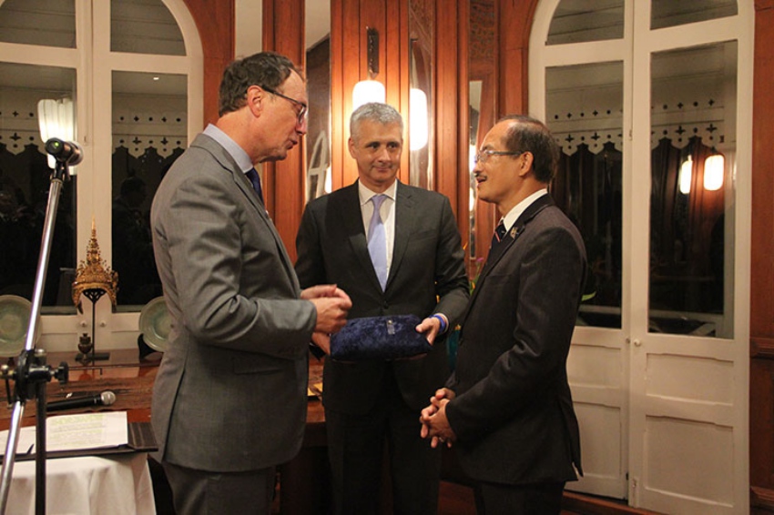 France awards "Palmes Académiques" medal to PSU President