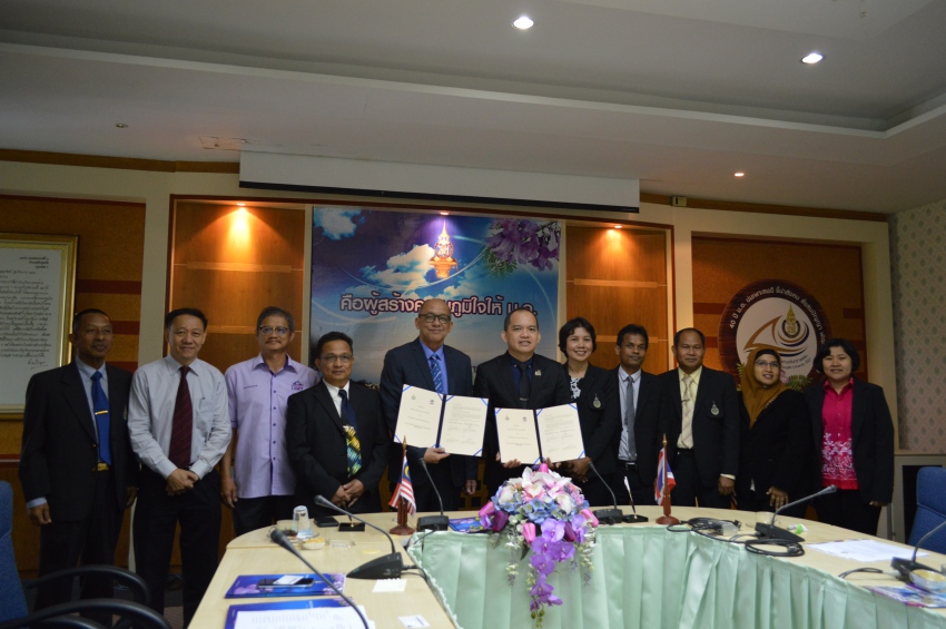   PSU marked another important day of the year on March 12, 2018, when the PSU Faculty of Science and Technology and UMT School of Fishery and Aquaculture Sciences signed a Memorandum of Agreement (MoA) in order to expand the academic collaboration and establish a Dual Master Degree (M.Sc.) Program. Three UMT representatives, led by Prof. Dr. Mazlan bin Abd Ghafar, Dean, participated in the MoA Signing Ceremony at PSU. The distinguished guests were warmly welcomed by Asst. Prof Dr. Pattara Aiyarak, Vice President for Global Relations and Informatics; Prof. Dr. Damrongsak Faroongsarng, Dean of Graduated School; Asst. Prof. Dr. Kannika Sahakaro, Vice Dean for Graduate Studies, Research and Innovation; and five representatives from the Faculty of Science and Technology.               The ceremony was conducted in a friendly atmosphere at President’s Office Building, Hat Yai Campus. This MoA will greatly benefit and enrich both universities’ students and allow them to get new knowledge and experiences throughout this academic collaboration.