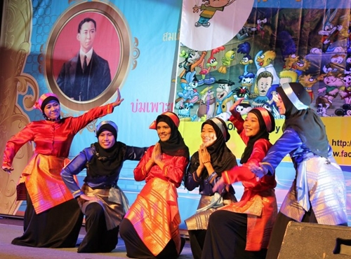 4_Dance_by_Indonesia